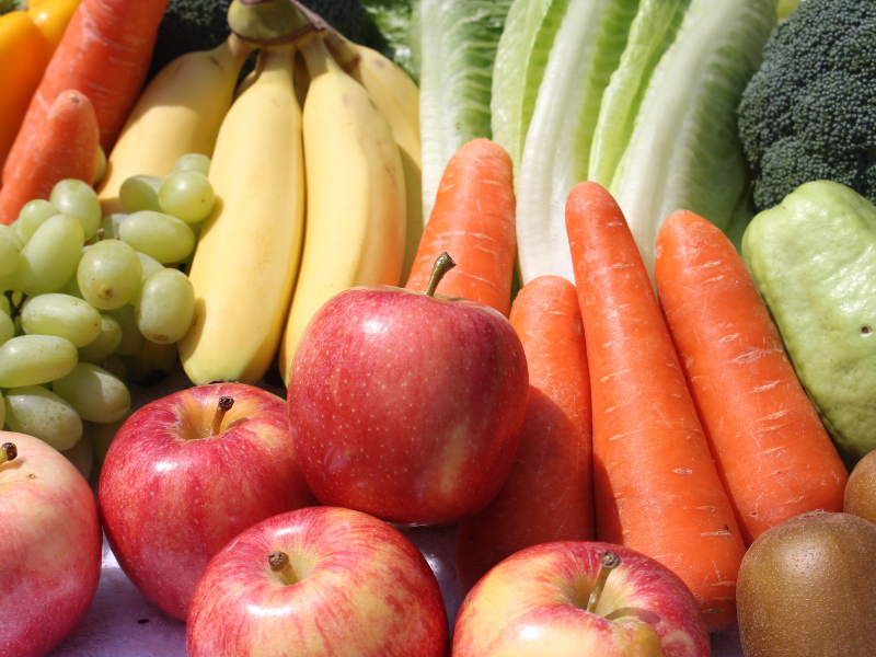 Frutta esposta all'esterno di un'attività commerciale a Pianura durante i giorni successivi all'incendio dell'isola ecologica