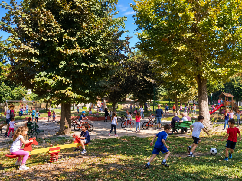 Bambini giocano in un parco pubblico di Pianura mentre le scuole sono chiuse dopo l'incendio dell'isola ecologica